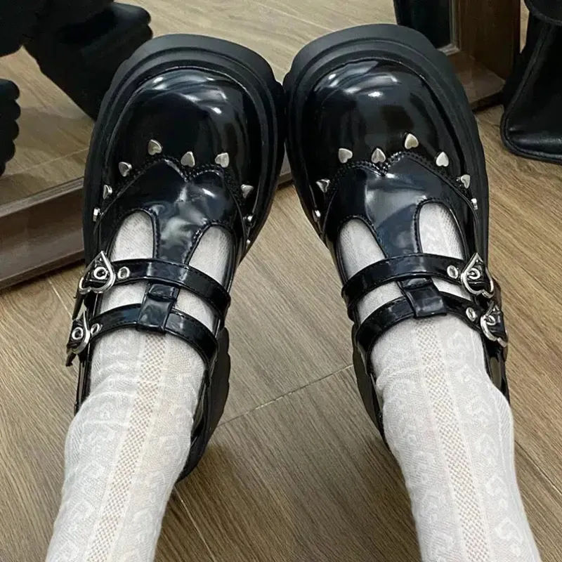 Mary Jane Shoes with Platform and Heart Buckle